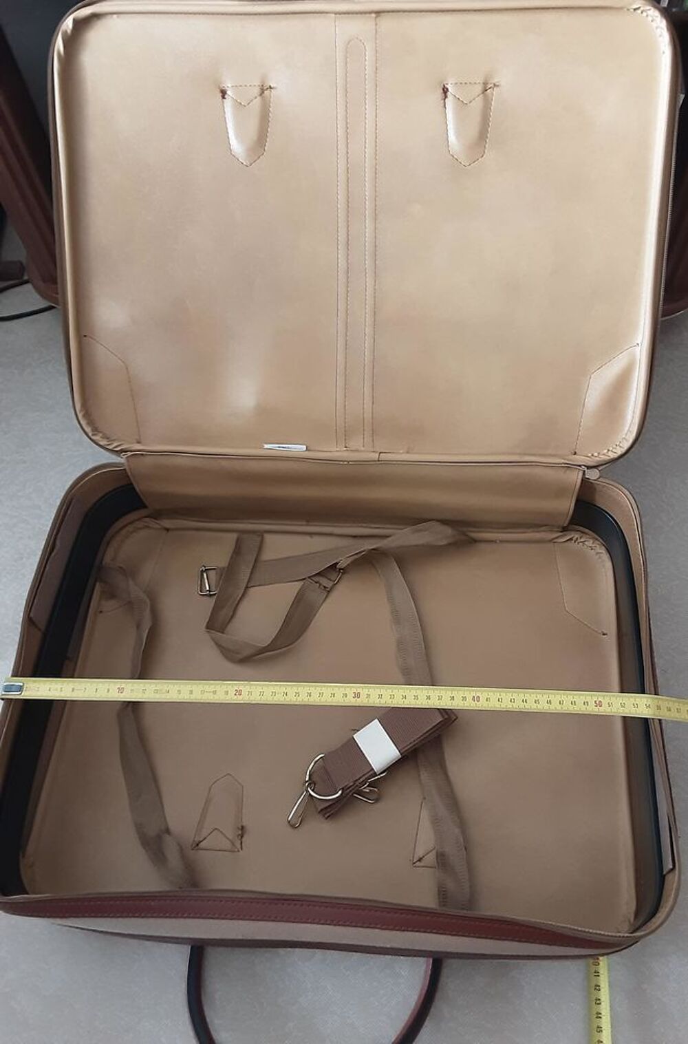 Valise souple et l&eacute;g&egrave;re &agrave; anses, comme neuve. Maroquinerie