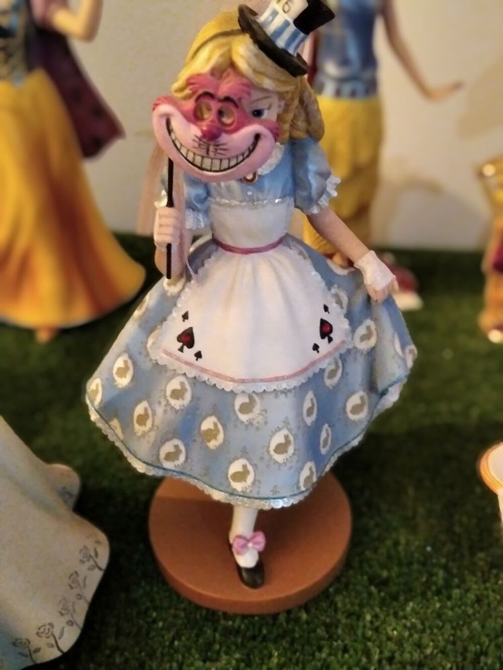 Magnifique figurine haute couture Alice masque 