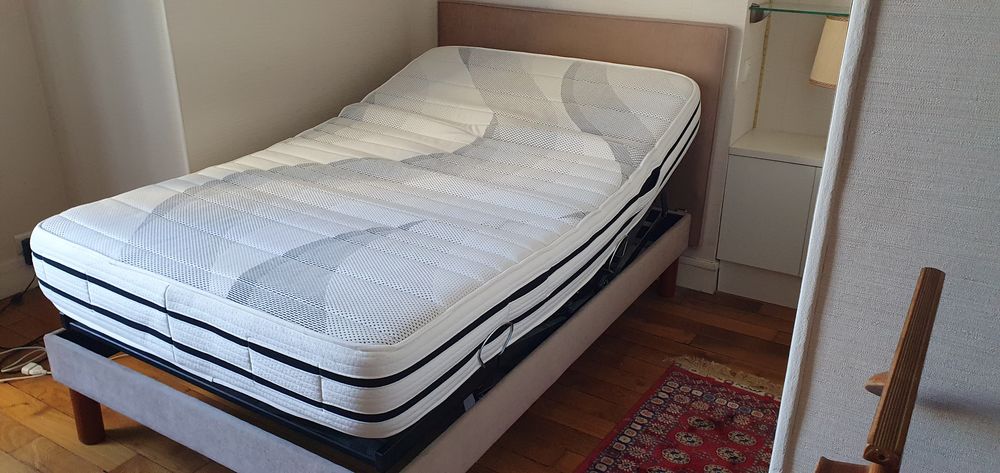 Lit &eacute;lectrique "Davilaine" avec matelas "Belle literie Meubles