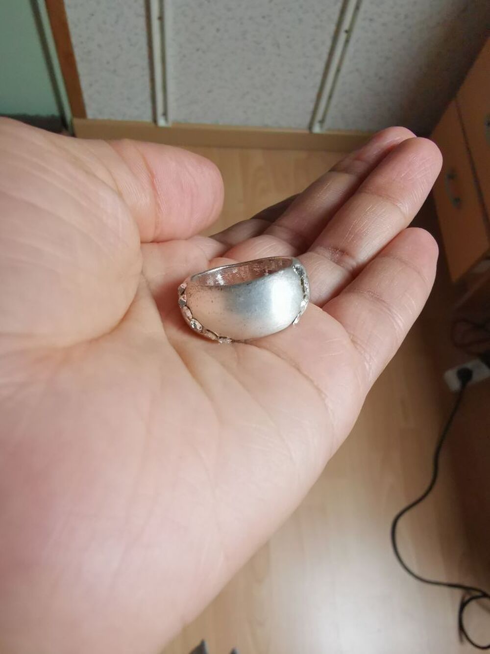 Bague strass&eacute;e blanc sans marque, taille 54, peu port&eacute;. Bijoux et montres