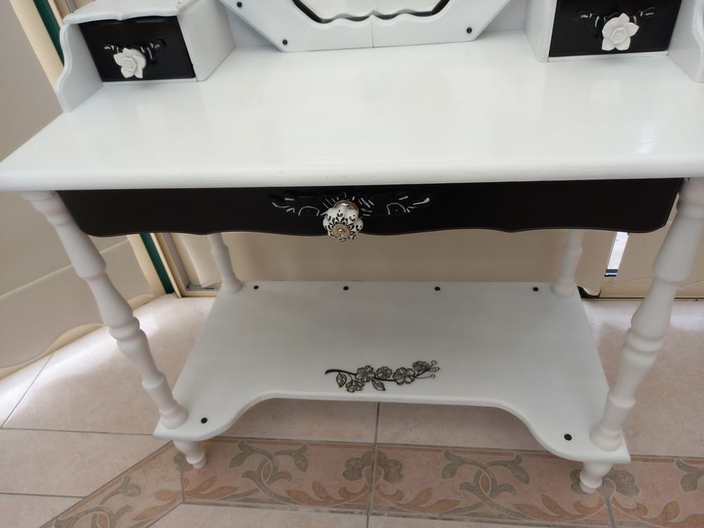 Coiffeuse blanche et noire. Meubles