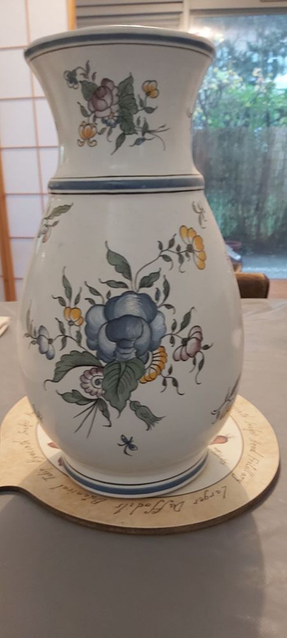 Vase d&eacute;coratif, certainement fabriqu&eacute; &agrave; Meillonnas (01). Décoration