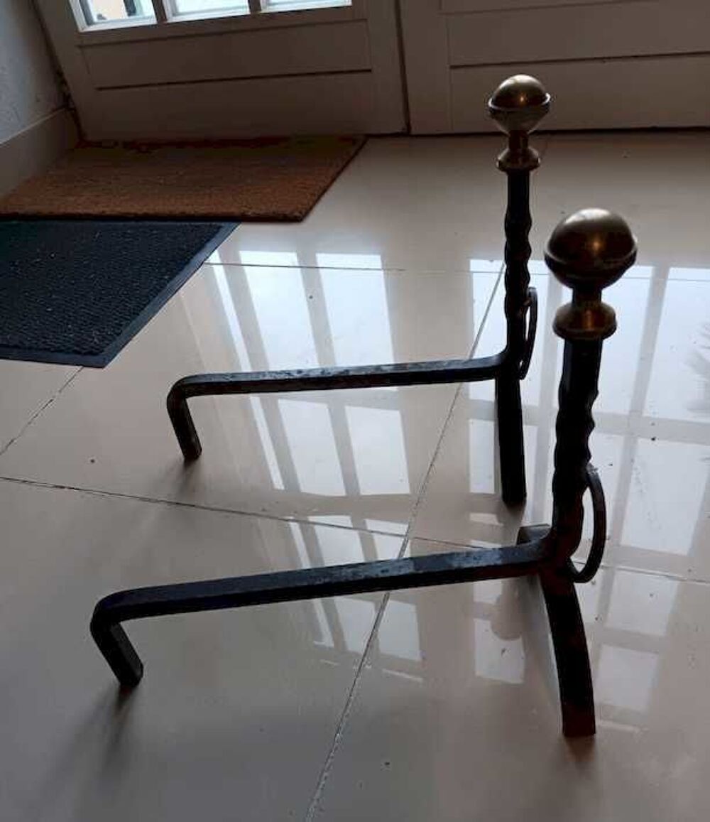 une paire de chenets m&eacute;talliques pour une chemin&eacute;e Décoration