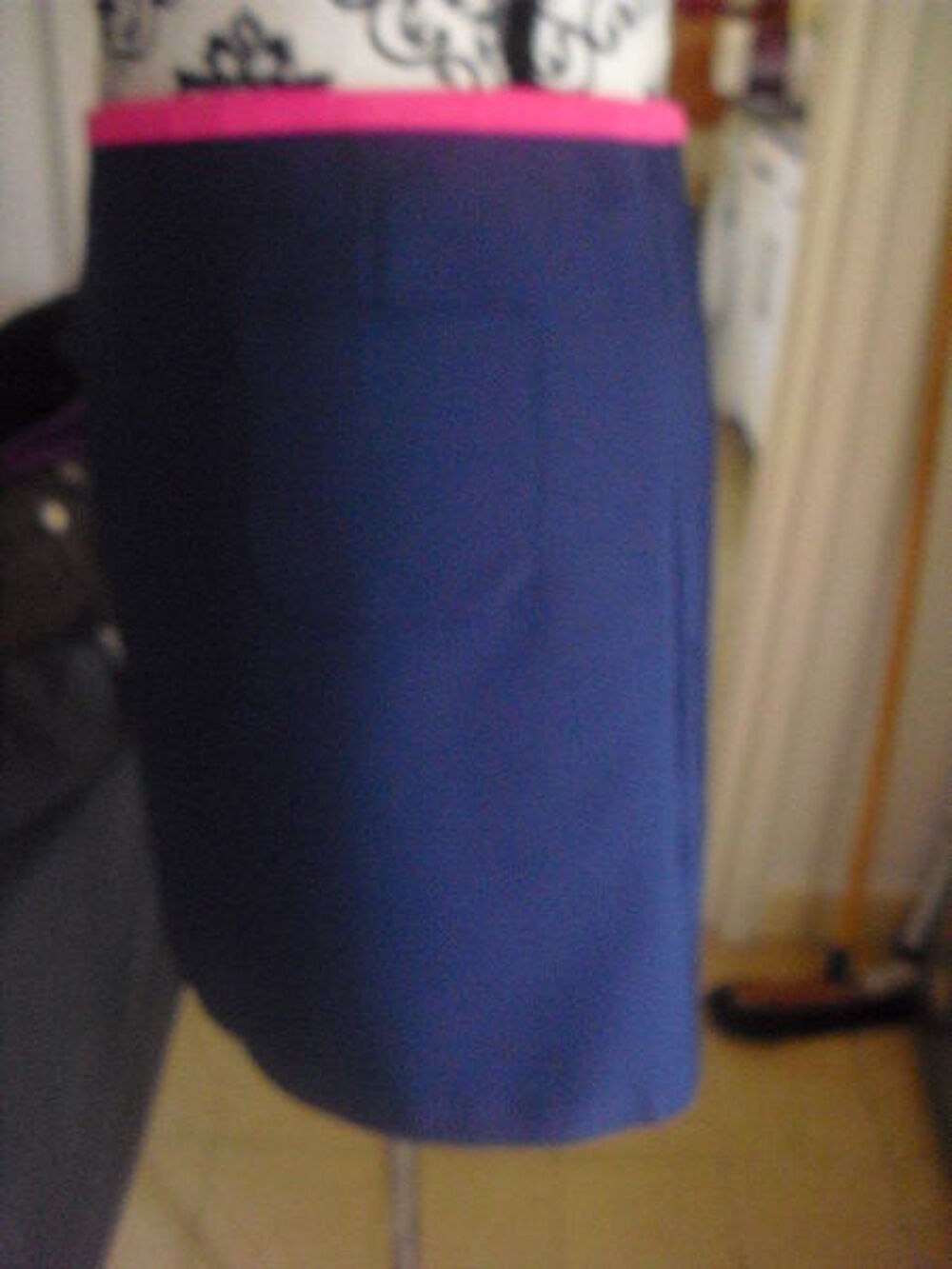 JUPE bleue marine liserias fuschia NEUVE H ET M TAILLE 36 Vêtements