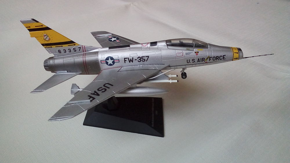 un lot h&eacute;licopt&egrave;re et un avion au 1/72 en tr&egrave;s bon &eacute;tats . 