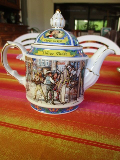 Théière SADLER porcelaine Anglais Oliver Twist
50 Payrac (46)