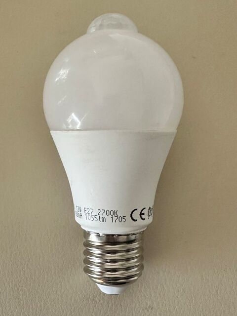 Ampoule led avec d�tecteur de mouvement allumage automatique.  Culot E27 12W de Consomation  75W de luminosit� 12 Ruelisheim (68)
