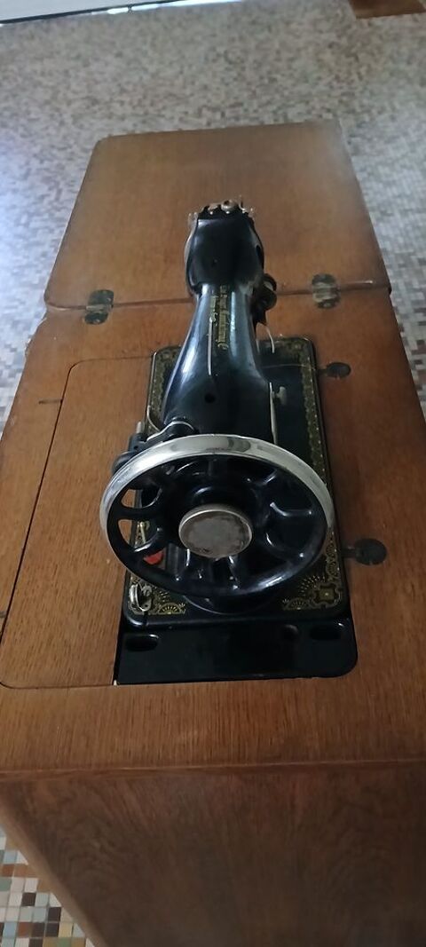 machine à coudre singer avec meuble Luisant (28)