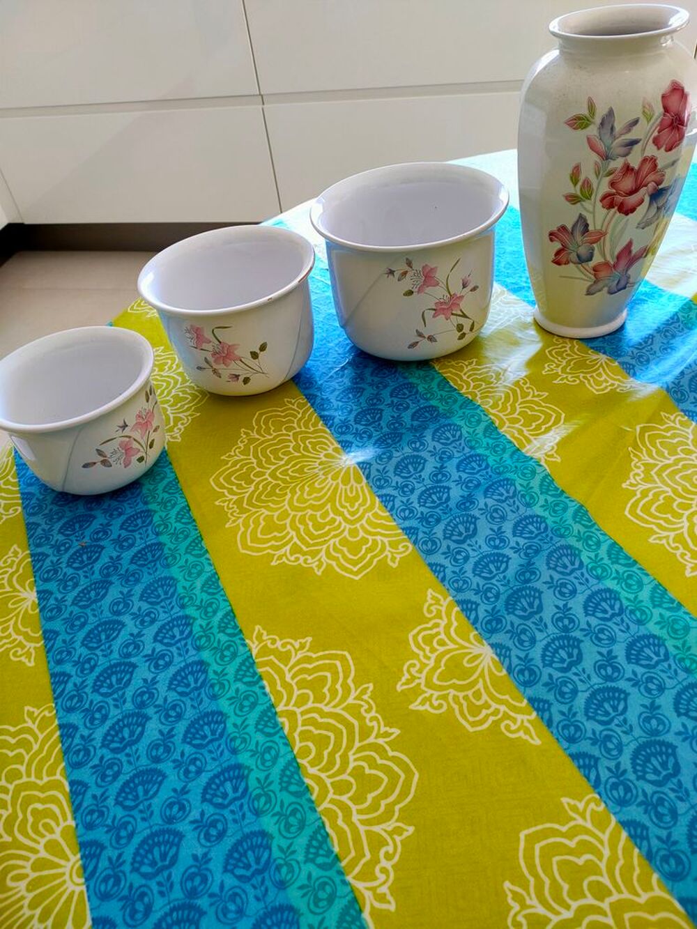 Vase et cache pot , et corbeille fleurie , en porcelaine Décoration
