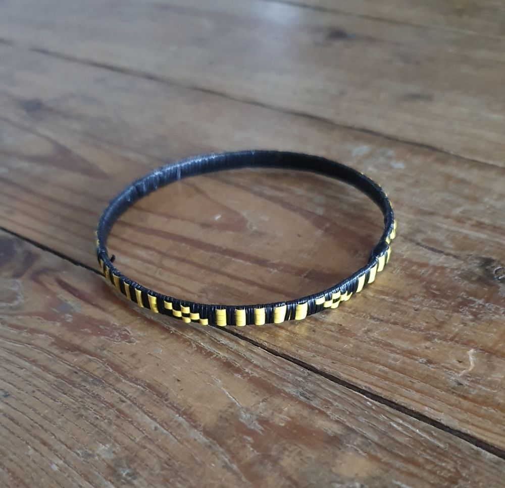 bracelet rigide artisanal noir et jaune Bijoux et montres