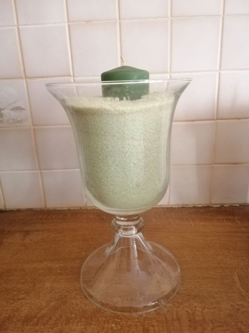 Photophore avec sable et grosse bougie
de couleur Verte
Décoration