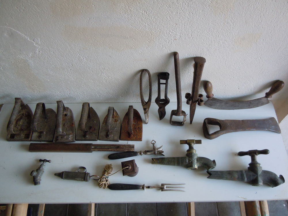 une centaine d objets anciens . je vide ma maison..... Décoration