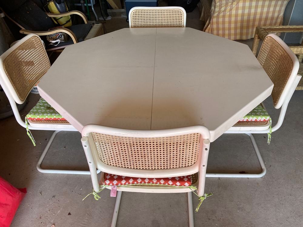 Table octogonale (sans chaises) Meubles