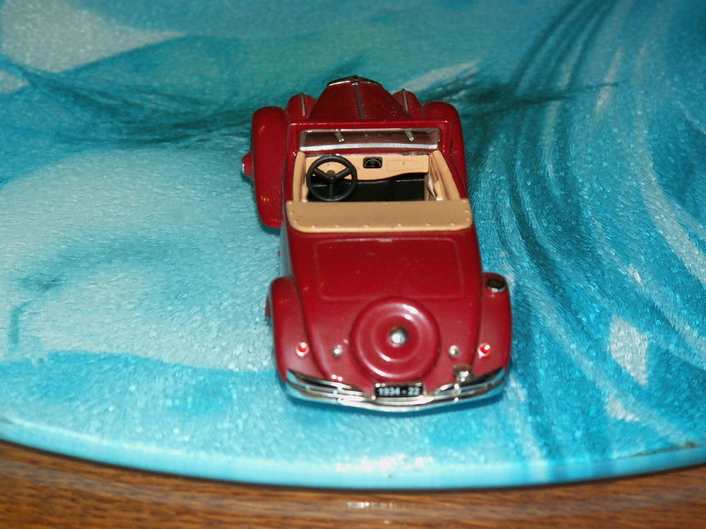 miniature Citro&euml;n traction 22CV cabriolet
Jeux / jouets