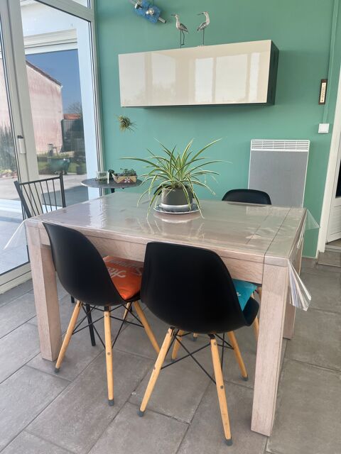 TABLE DE SALLE A MANGER ET CHAISES 0 Saint-Hilaire-de-Riez (85)