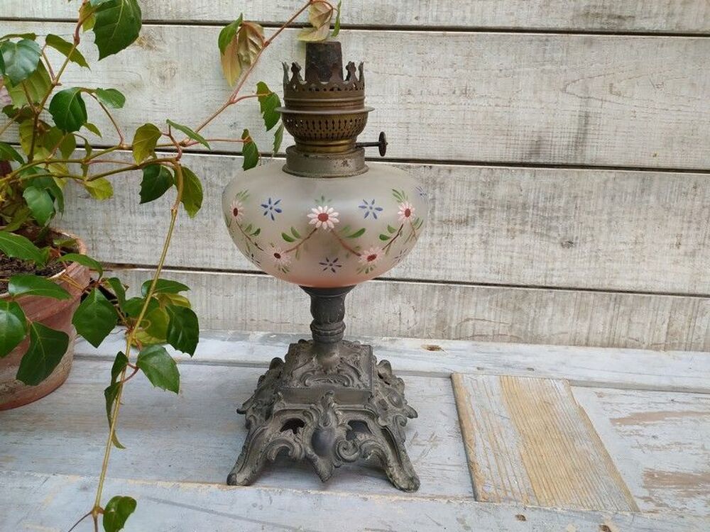Ancienne Lampe &agrave; P&eacute;trole Toupie Verre &Eacute;maill&eacute; Petites Fleurs Décoration