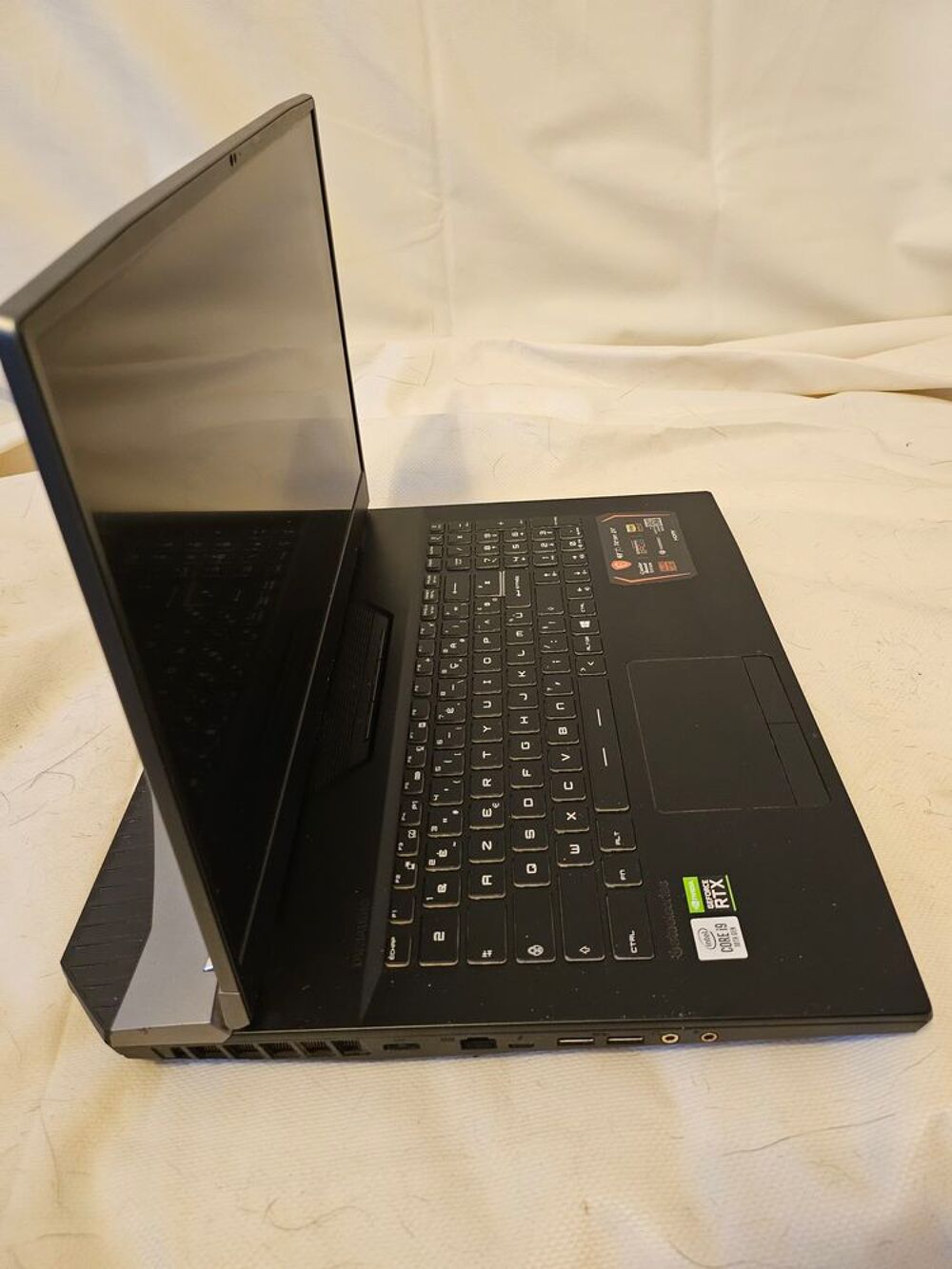 portable
MSI GT76 TITAN DT 10SGS-007FR Téléphones et tablettes