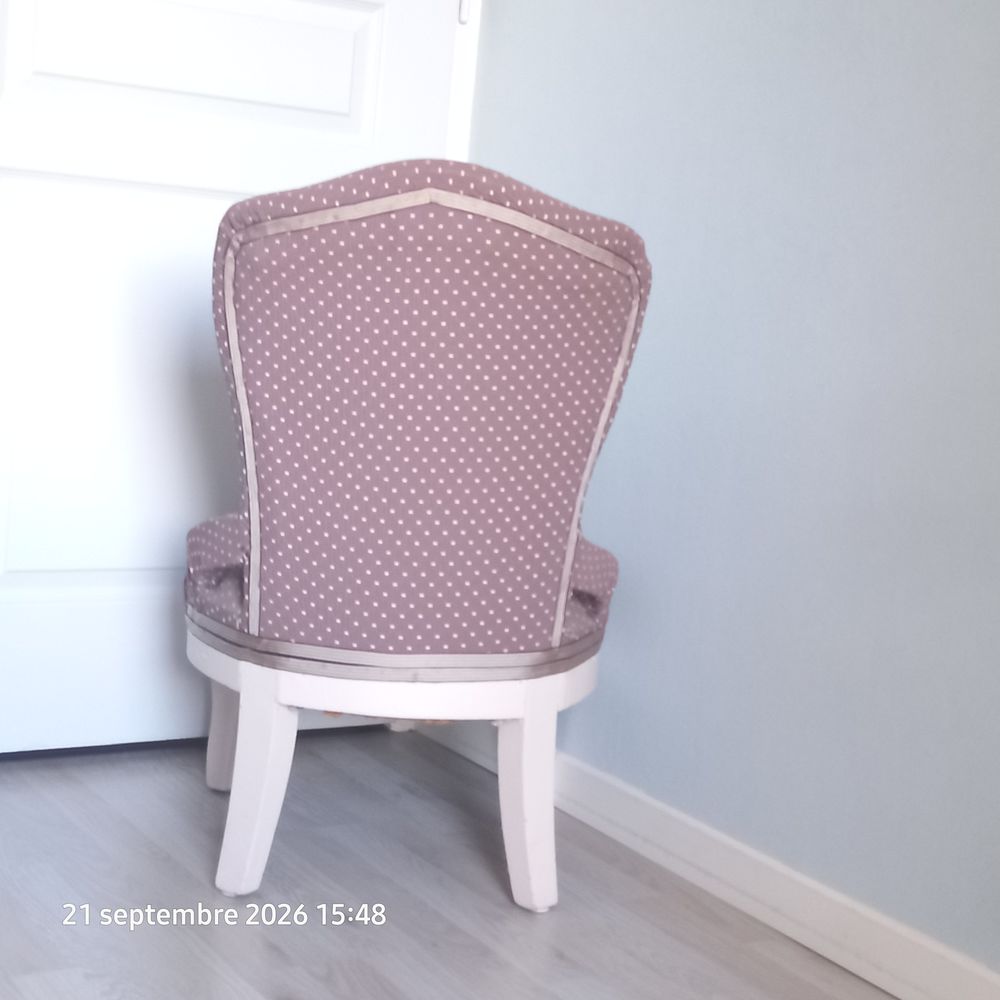 Petit fauteuil ancien de style. Restaur&eacute; traditionnellement Meubles