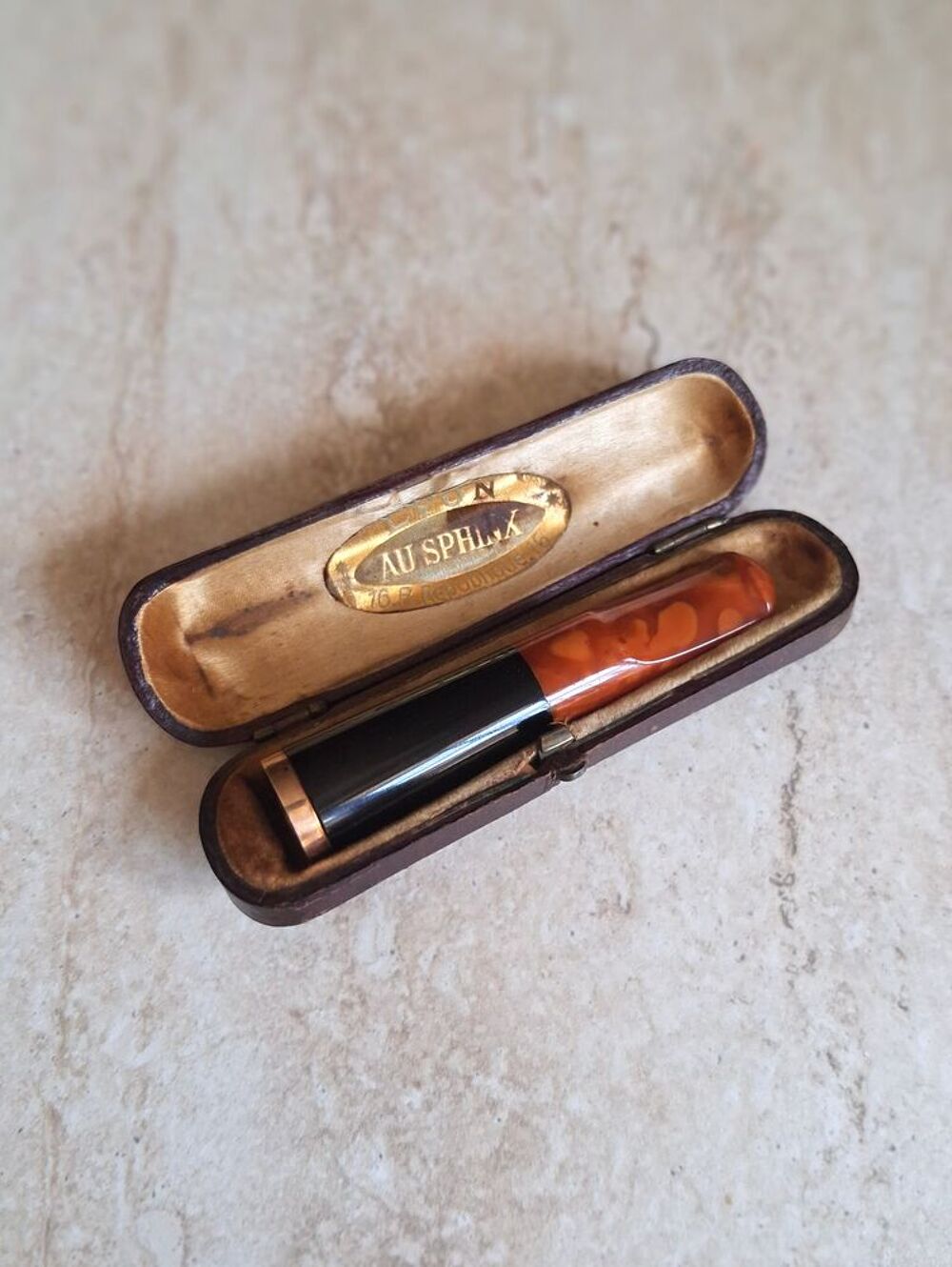 Fume-cigare vintage or, bak&eacute;lite et ambre 
