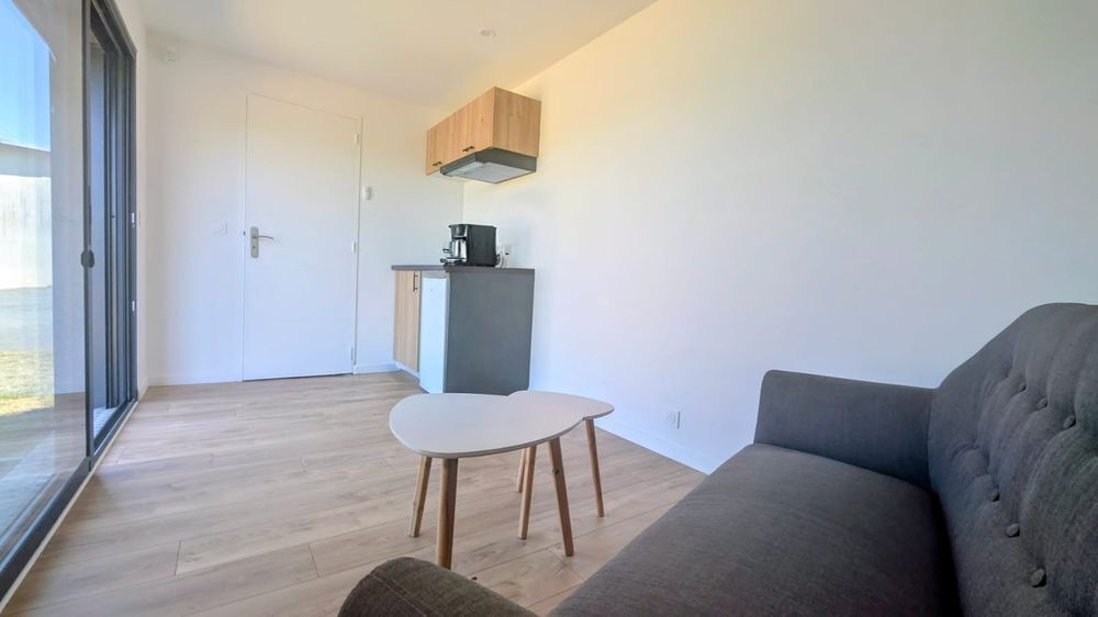 Studio de jardin , disponible imm&eacute;diatement. Jardin