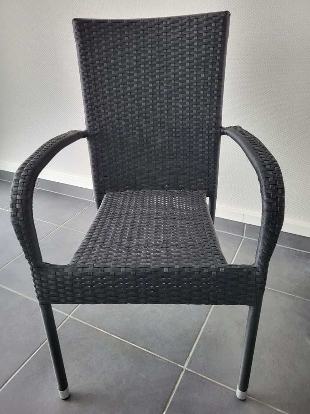 Chaise de bureau neuve.
Meubles