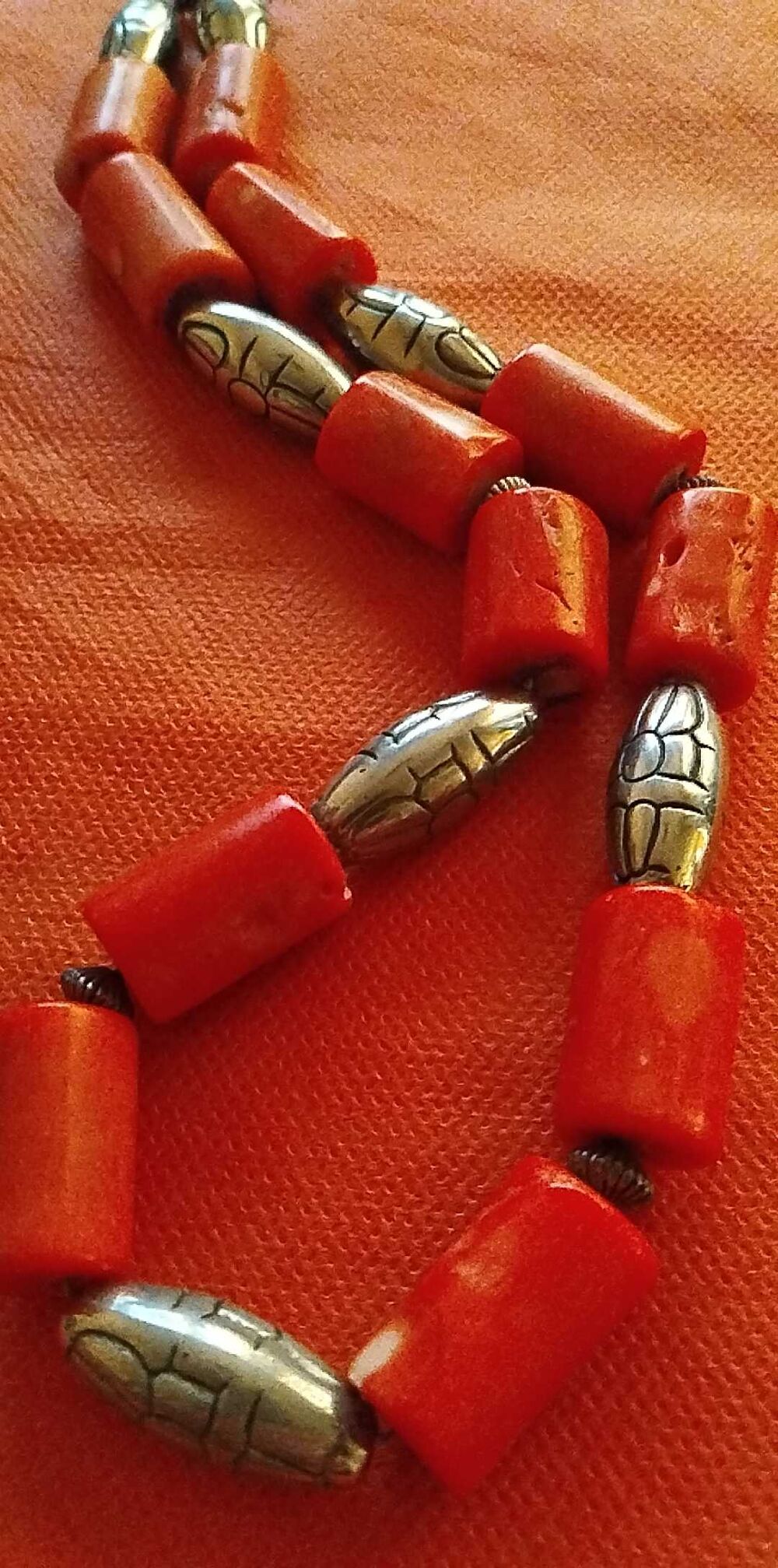 prestigieux collier &eacute;thique du Tibet en corail d'Asie. Bijoux et montres