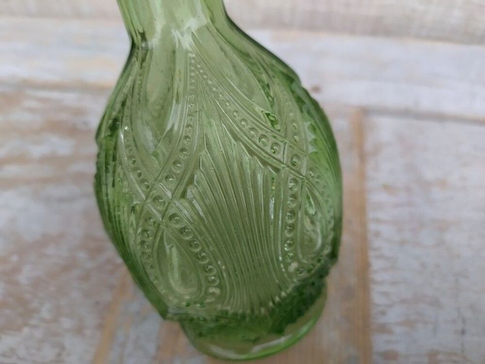 Ancien Vase Flacon Verre Moul&eacute; Vert D&eacute;cor G&eacute;om&eacute;trique 
Décoration
