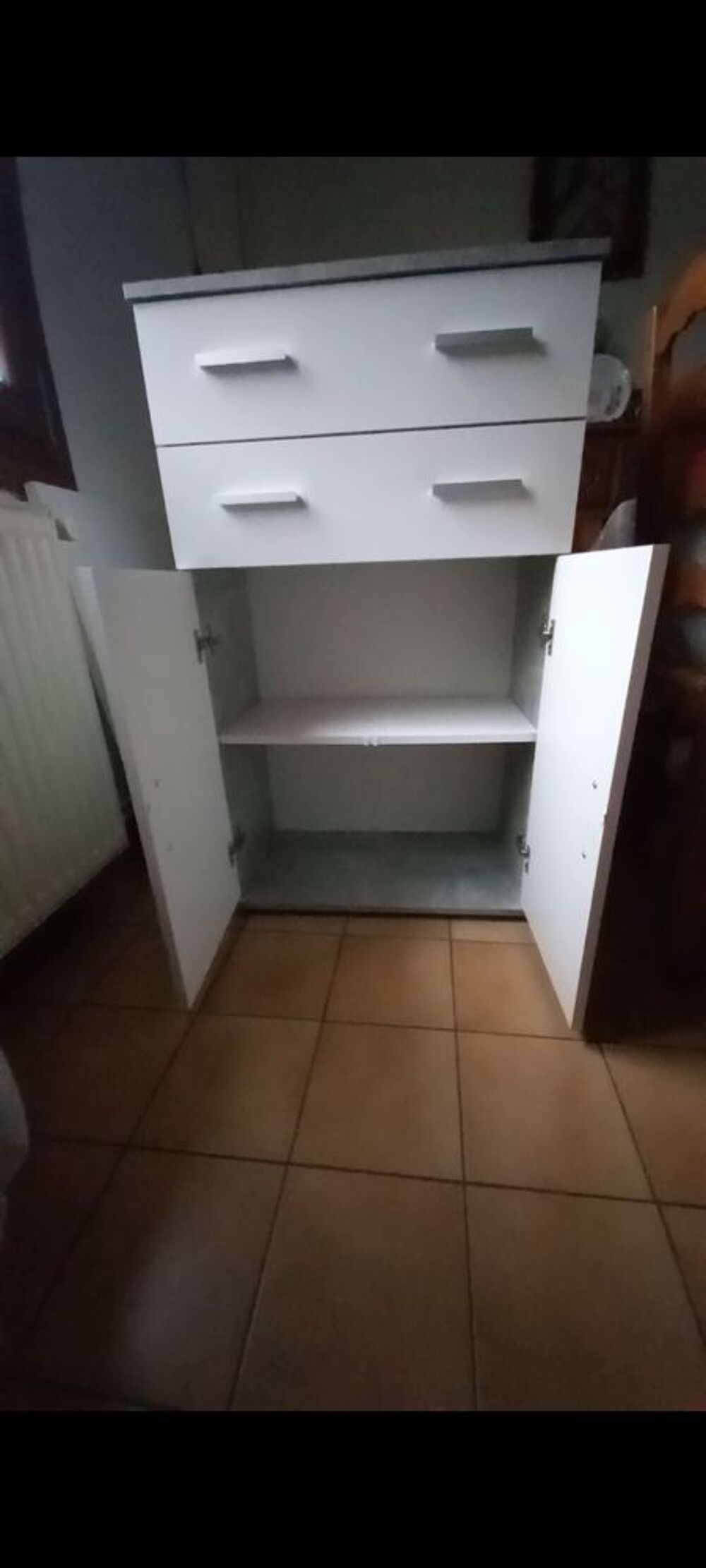 Meuble blanc et gris
Meubles