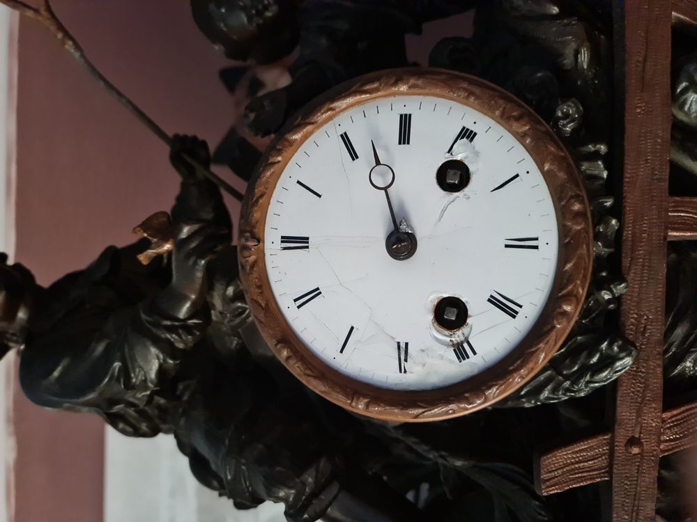 Pendule ancienne je pense qu'il faut la r&eacute;parer 