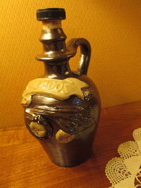 Pichet � bouchon  Calvados  marron fonc� Herblay (95)