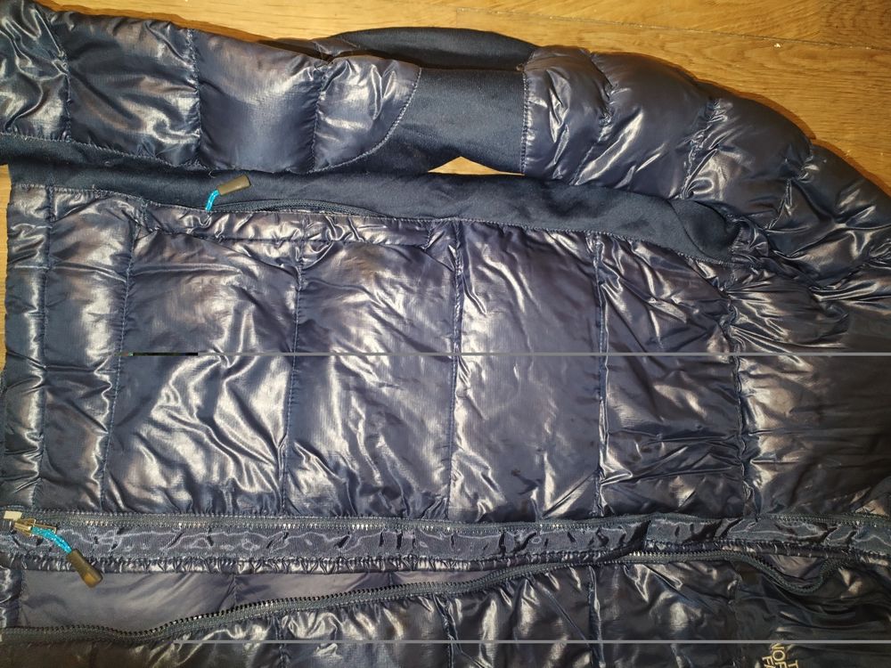 Doudoune bleue THE NORTH FACE (taille L)
Vêtements
