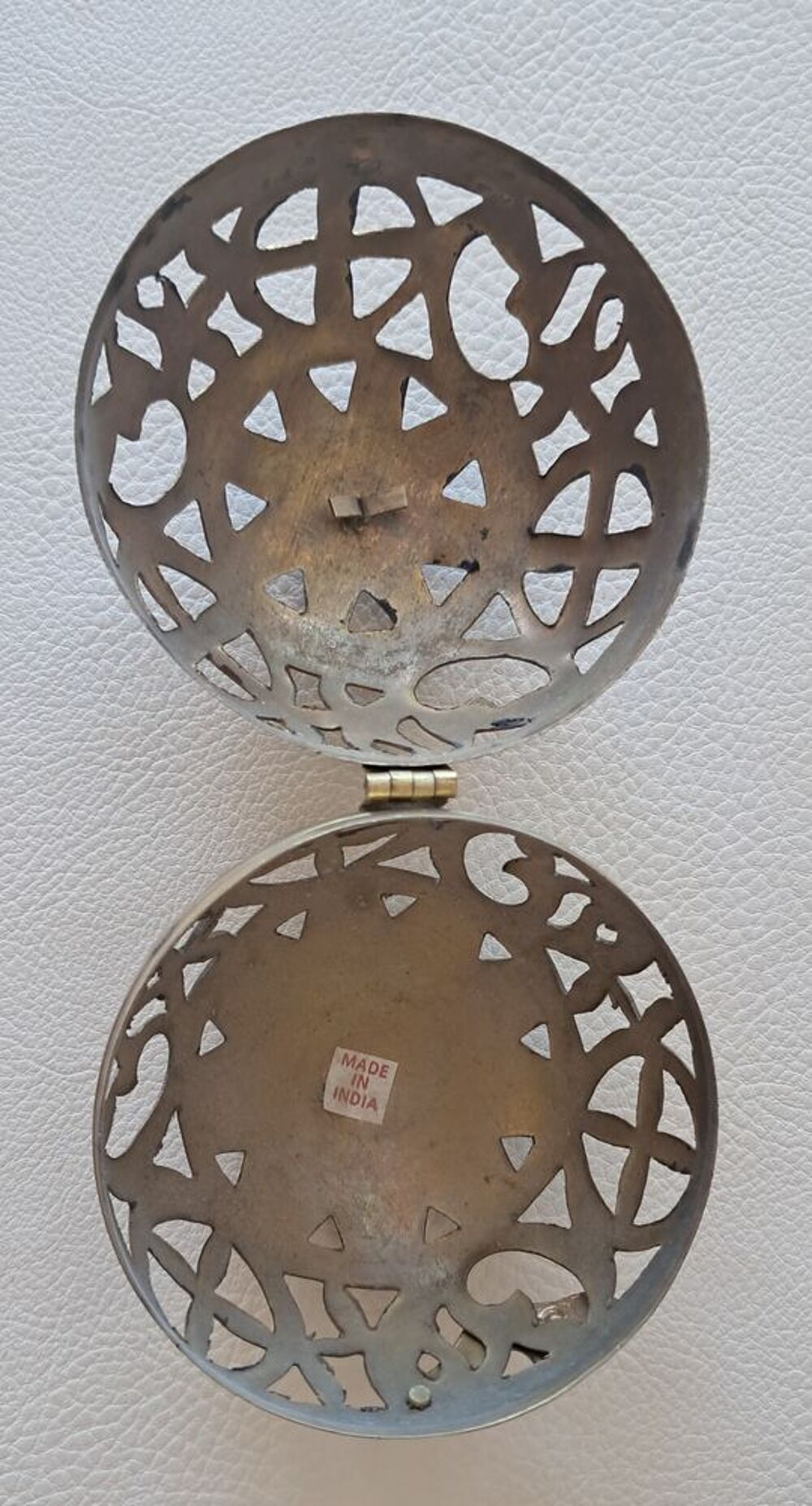 Encensoir porte encens en laiton ajour&eacute; de forme sph&eacute;rique Décoration
