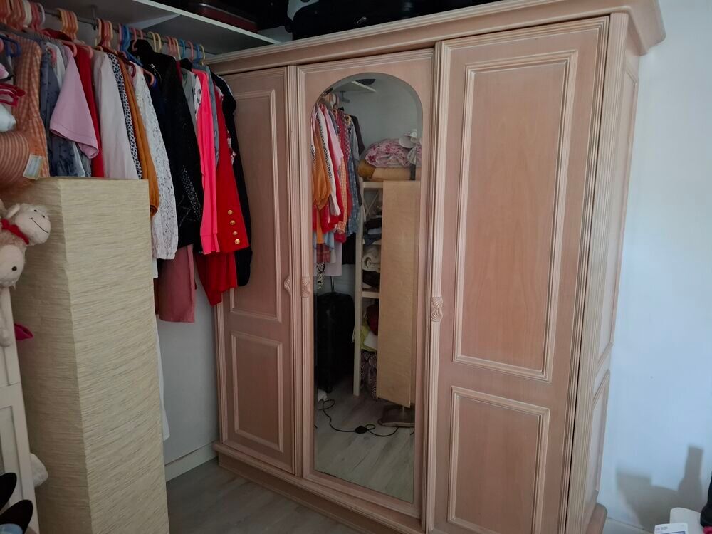 Armoire rose 3 portes dont une avec glace Meubles