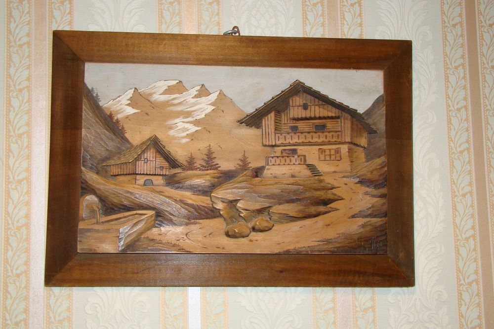 Tableau en bois sculpt&eacute; et peint "Paysage de montagne" sign&eacute; Décoration