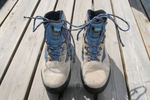 Chaussures de randonnée en bon état, peu servies, à crampons 20 Challans (85)