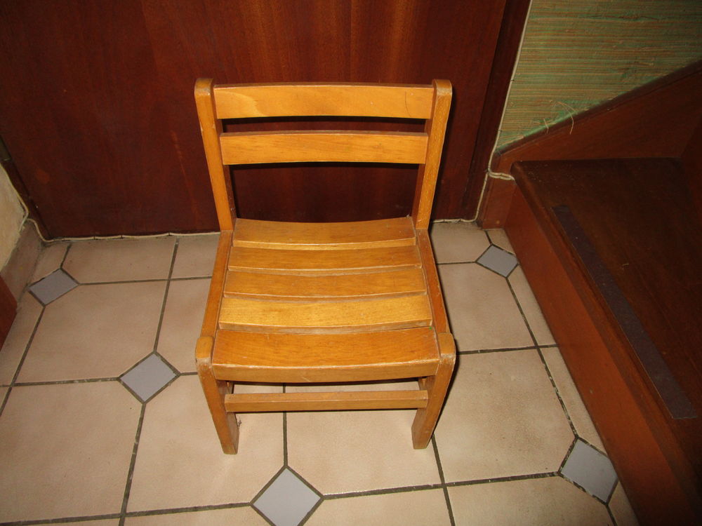 TROIS CHAISES UN ROCKING CHAIR + DEUX CHAISES ENFANT Mobilier enfants