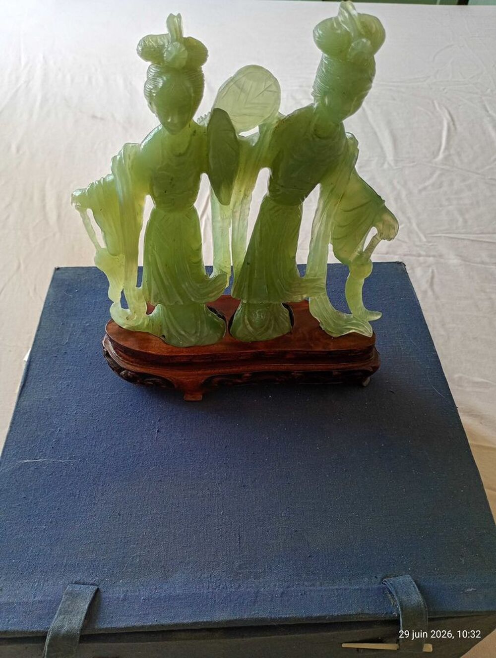 jolie statuette en jade sculpt&eacute; sur son socle d'origine 