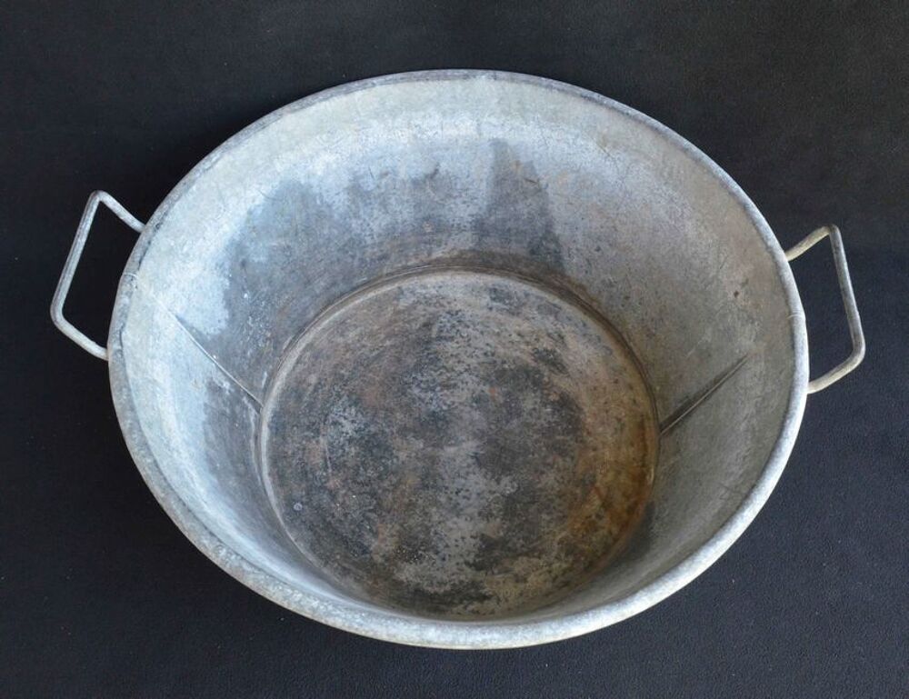 Bassine en zinc vintage. Décoration