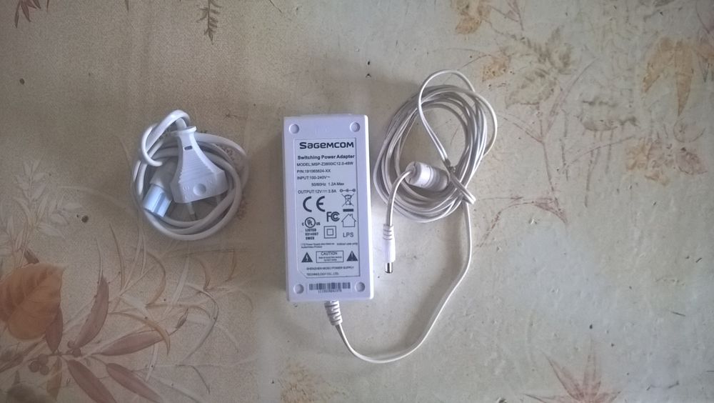 Chargeur original SAGEMCOM. Photos/Video/TV