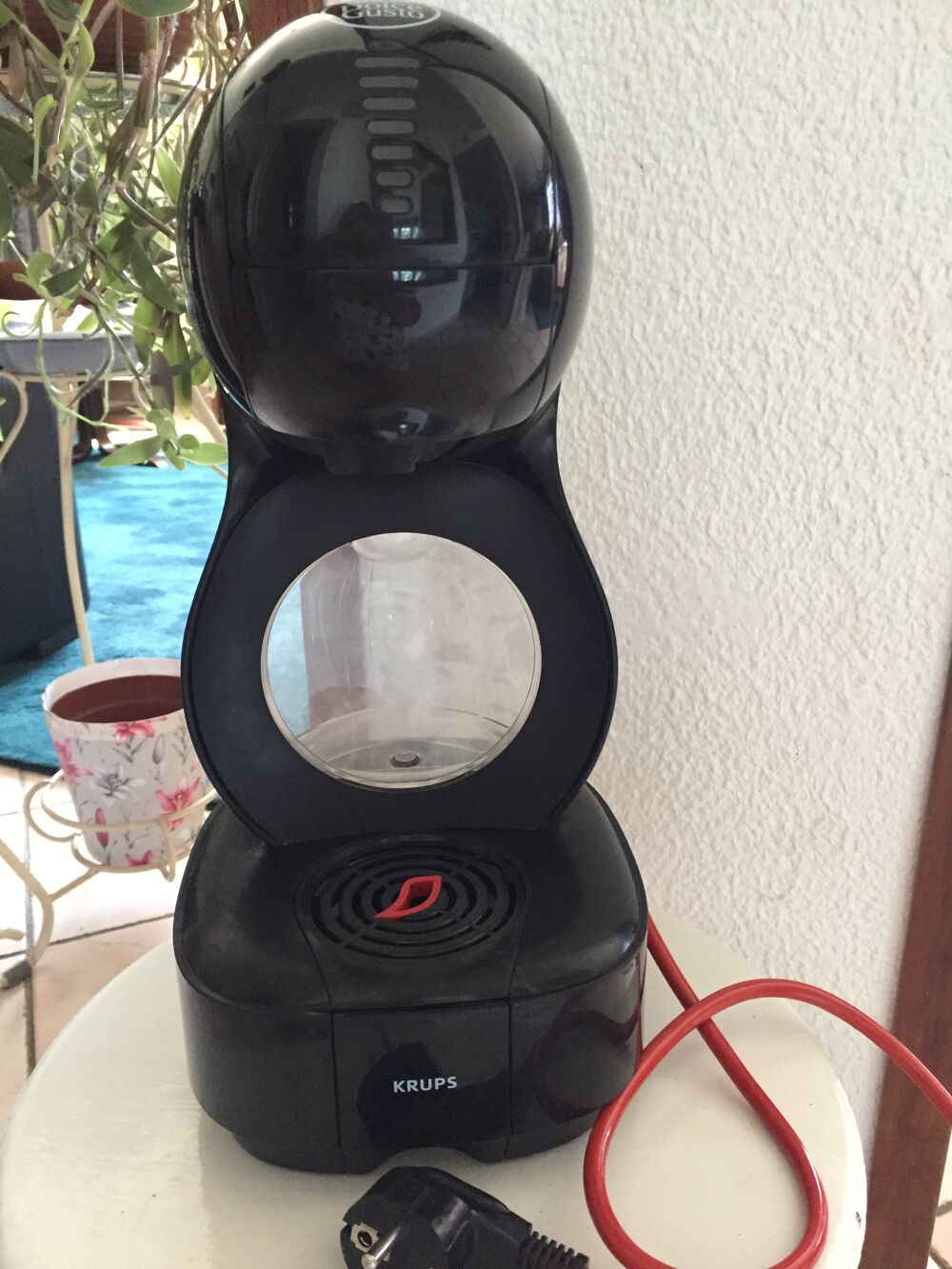 Cafeti&egrave;re Dolce Gusto noire. marque KRUPS + 24 capsules Electroménager