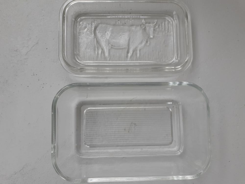 Beurrier en verre d&eacute;cor vache 1950 . 