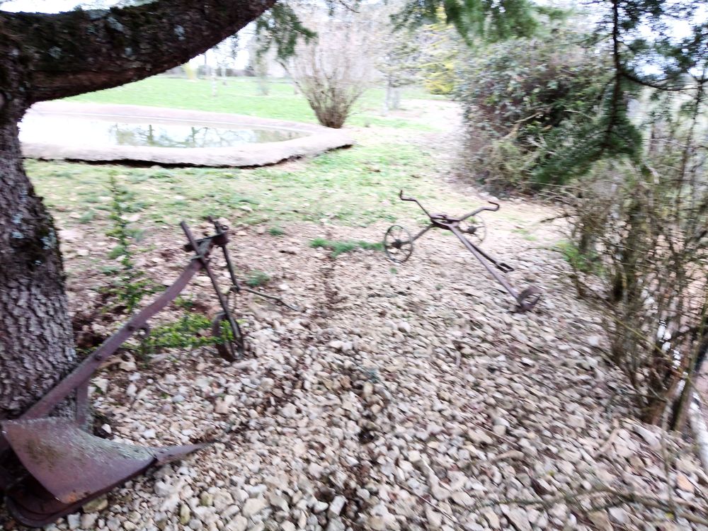 2 vieux outils style charrue du si&egrave;cle dernier Jardin