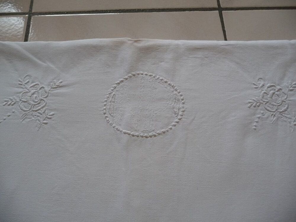 Drap ancien broderies fleurs blanches Dcoration