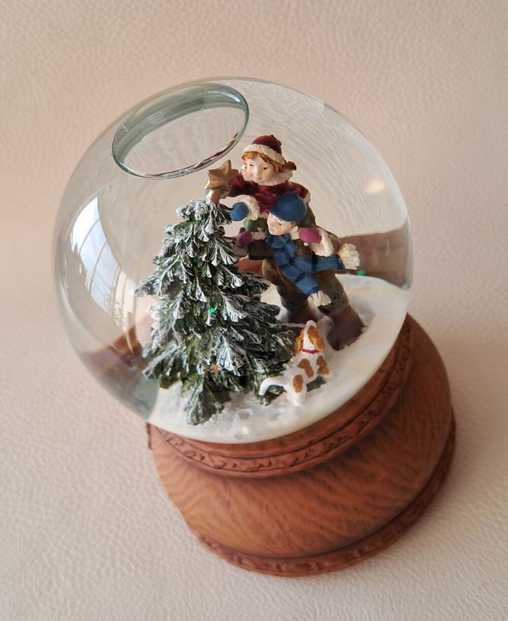 boule &agrave; neige avec d&eacute;cor de No&euml;l 
Décoration