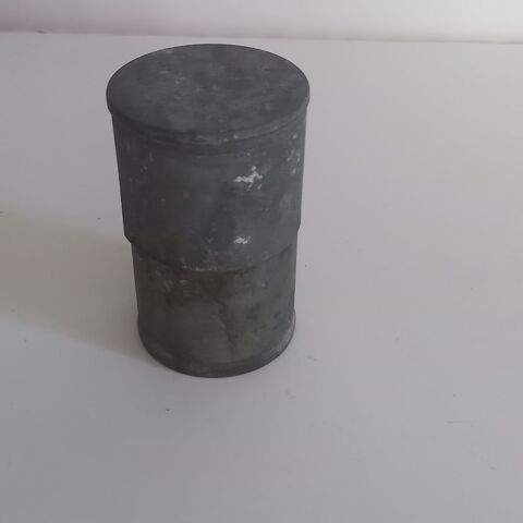 Petite boite tamis en métal en zinc , en 3 parties, le tamis 5 Saumur (49)