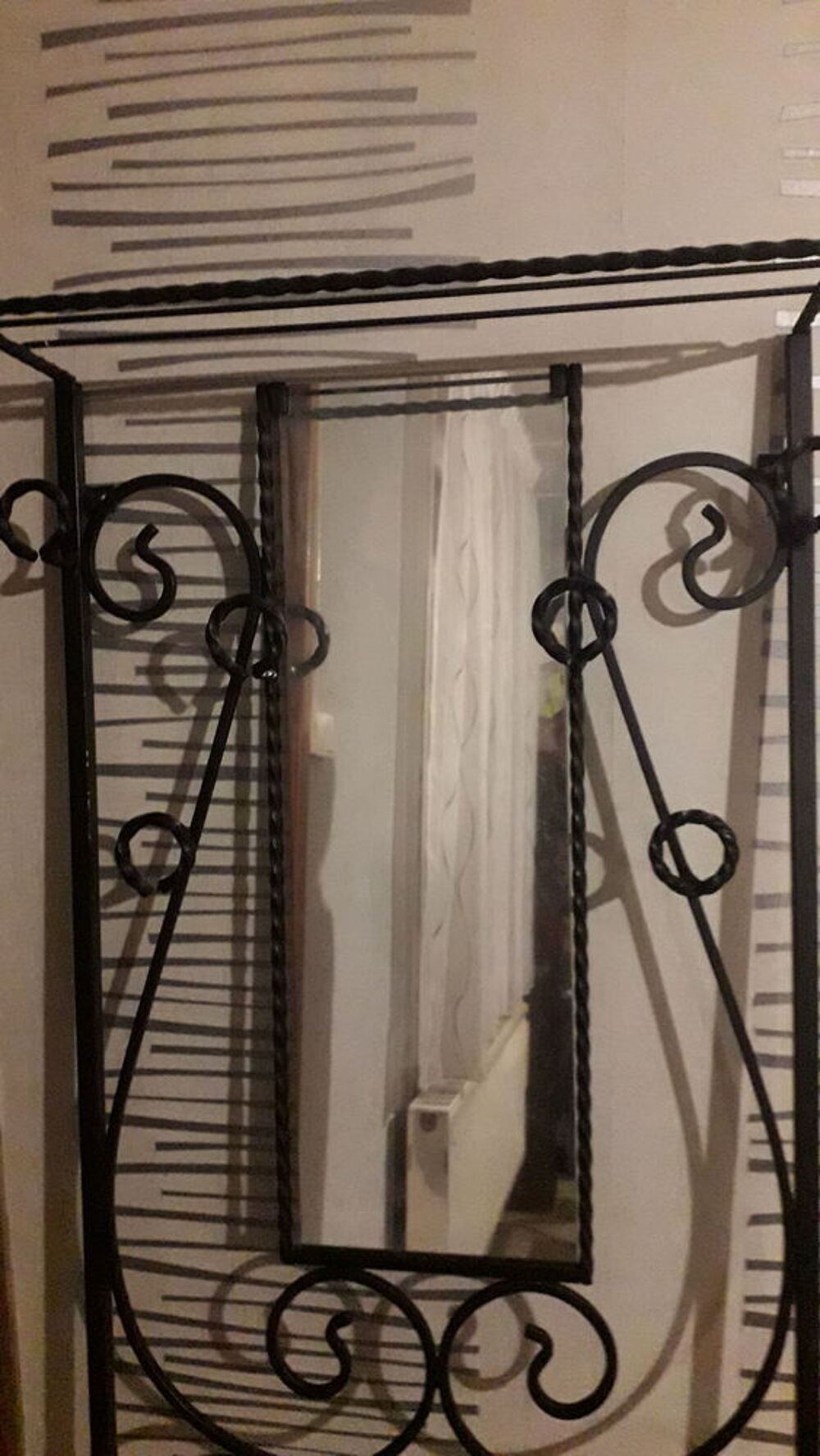 Porte-manteau/miroir fer forg&eacute; 1950. Décoration