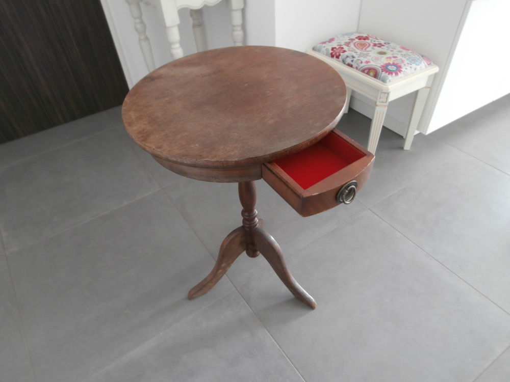 Gu&eacute;ridon avec petit tiroir , Diam&egrave;tre 45 cm Décoration