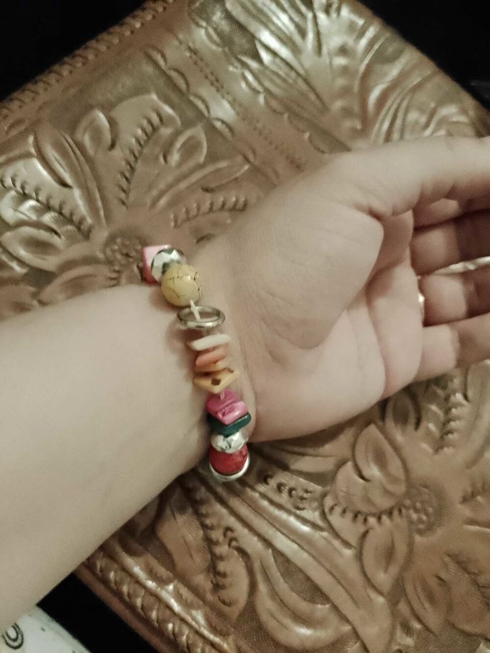 bracelet en perles de plastique et m&eacute;tal multicolore. Bijoux et montres