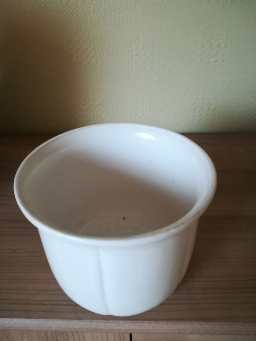 CACHE POT BLANC AVEC RAINURES INCRUSTEES
Décoration