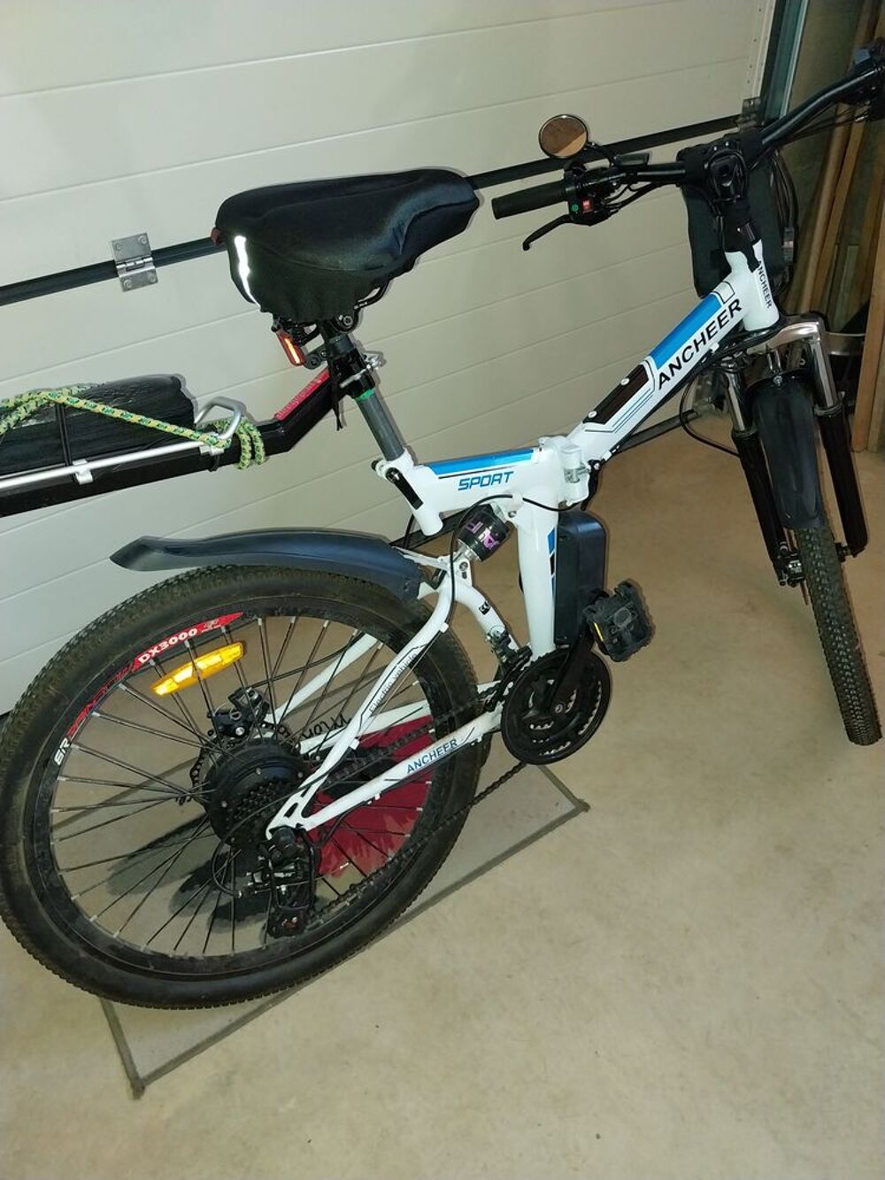 V&eacute;lo &eacute;lectrique SPORT blanc Ancheer avec accessoires Vélos